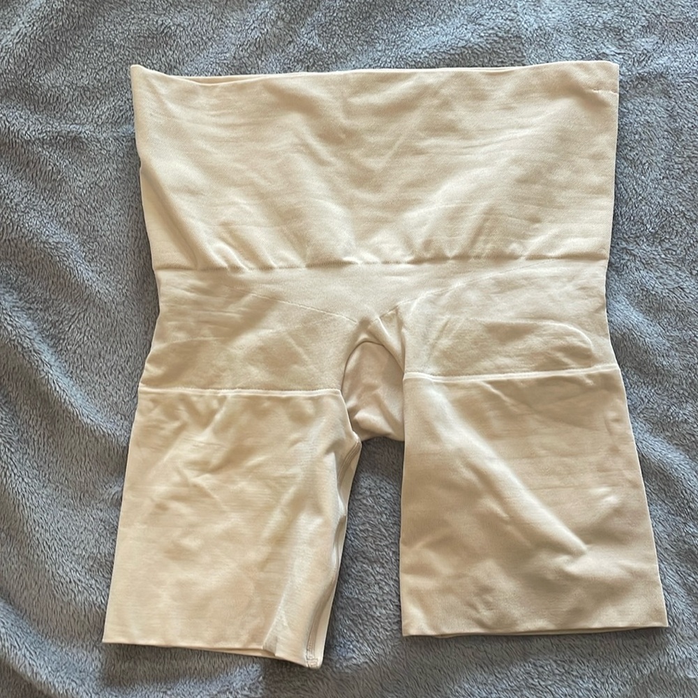 NWOT ASSETS by SPANX Women's Thintuition Shaping Mid-Thigh Slimmer Sz L